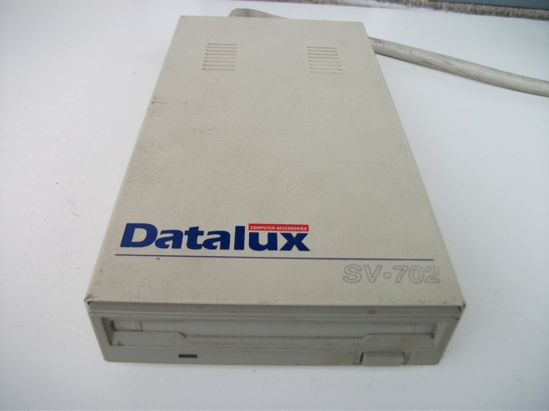 fdd_(amiga)_externi_datalux_sv702_pred.jpg, 97 kB