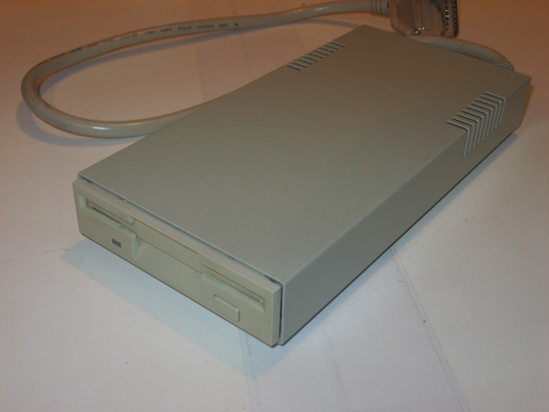 fdd_(amiga)_externi_spod.jpg, 58 kB