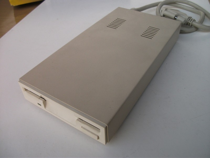 fdd_(amiga)_externimechanika_chinon_spod.jpg, 93 kB