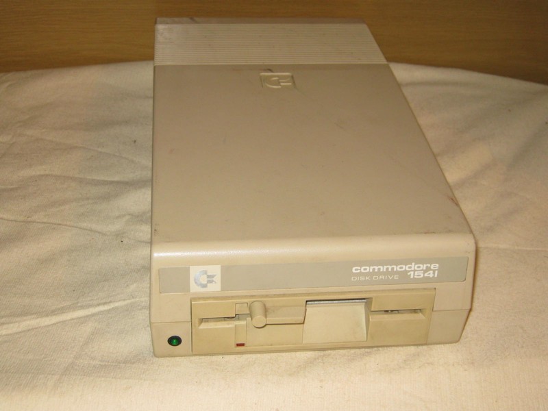 fdd_commodore_1541bila_pred.jpg, 78 kB