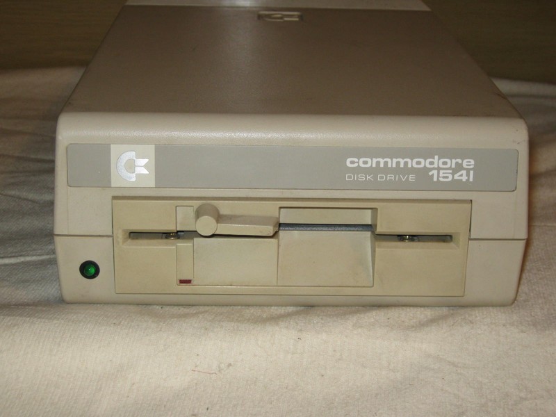 fdd_commodore_1541bila_pred2.jpg, 84 kB