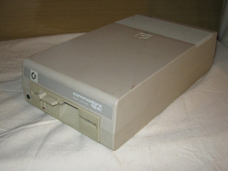 fdd_commodore_1541bila_spod.jpg, 72 kB