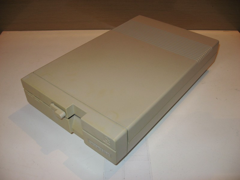 fdd_commodore_1571_spod.jpg, 58 kB