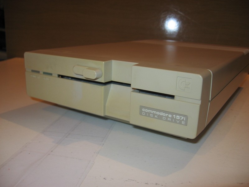 fdd_commodore_1571_spod2.jpg, 60 kB