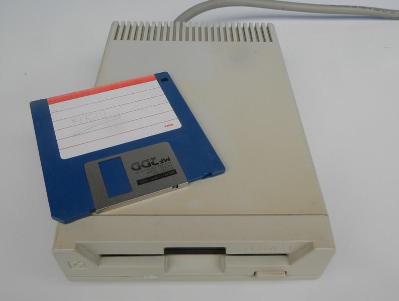 fdd_commodore_amiga1011_predsdisketou.jpg, 68kB