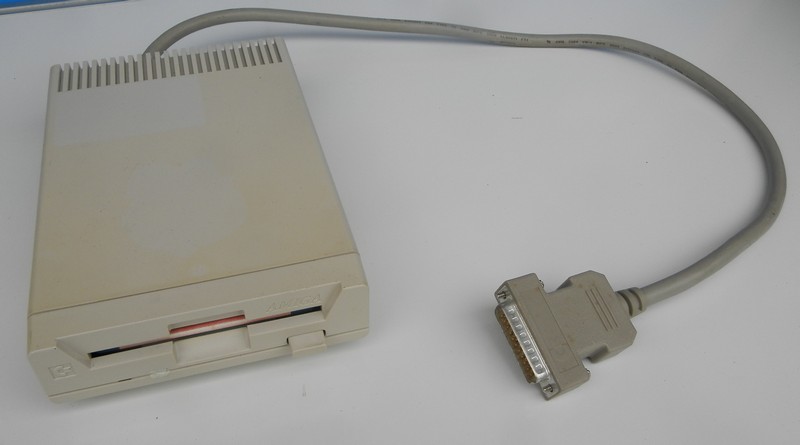 fdd_commodore_amiga1011_predskabelem.jpg, 51kB