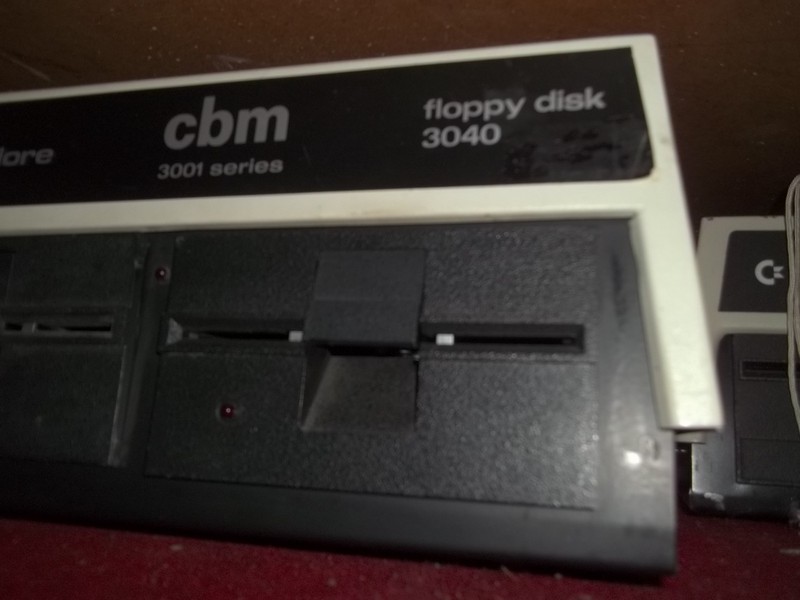 fdd_commodore_cbm3040_spod.jpg, 129kB