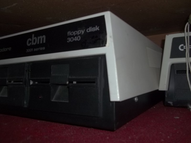 fdd_commodore_cbm3040_spod2.jpg, 120kB