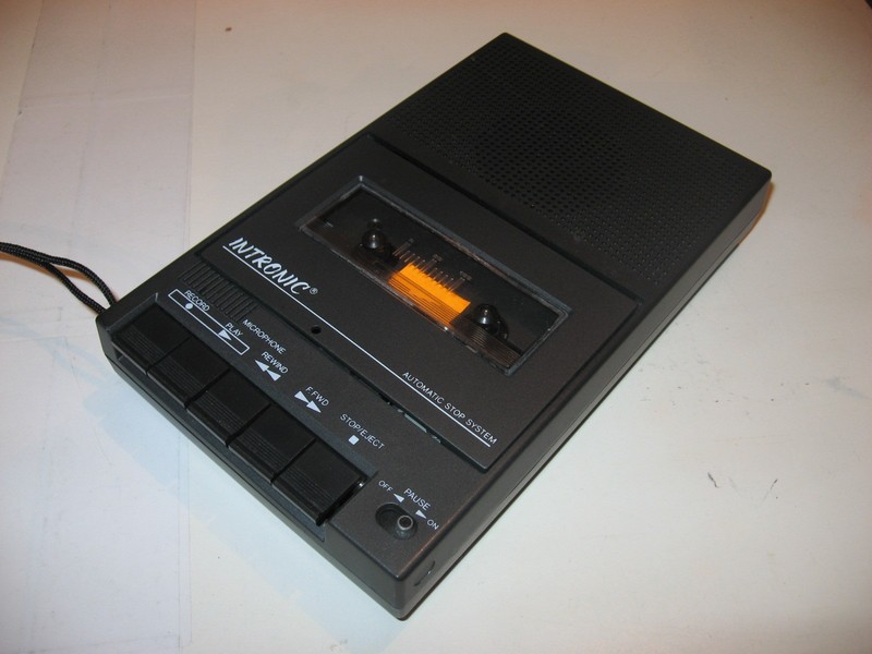 kazetak_intronic_c689_spod.jpg, 82 kB