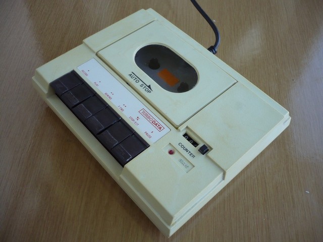 kazetovamechanika_(atari)_turbodata_spod.jpg, 85 kB