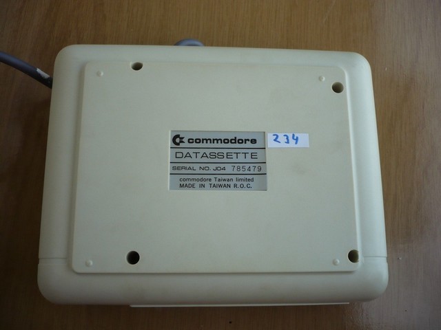 kazetovamechanika_(commodore)_commodore_1531_vzad.jpg, 67 kB