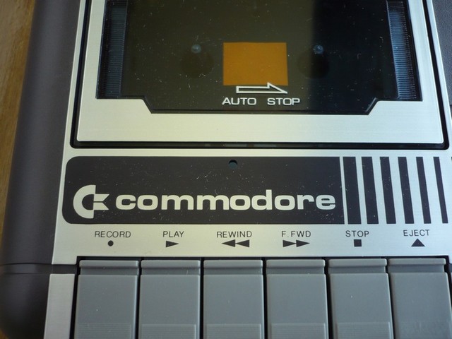 kazetovamechanika_(commodore)_commodore_1531cerna_detail.jpg, 88 kB