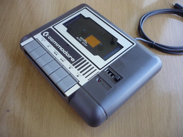 kazetovamechanika_(commodore)_commodore_1531cerna_spod.jpg, 101 kB
