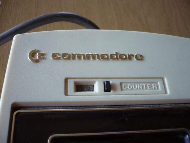 kazetovamechanika_(commodore)_commodore_c2n_detail.jpg, 49 kB