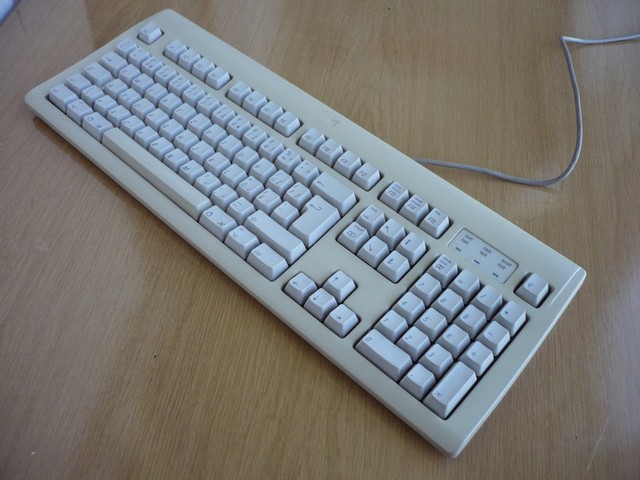 klavesnice_apple_macintoshbezna_spod.jpg, 102 kB