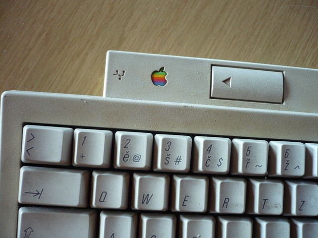 klavesnice_apple_macintoshhranata_detail.jpg, 75 kB