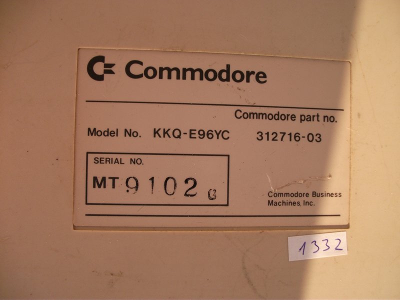 klavesnice_commodore_kpqe96yc_detailstitek.jpg, 96 kB