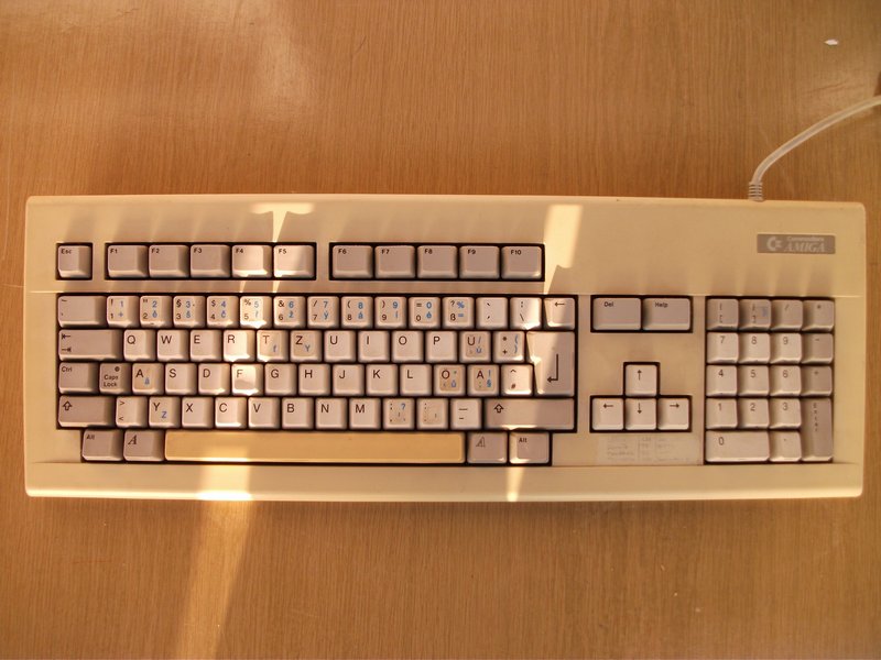 klavesnice_commodore_kpqe96yc_pred.jpg, 144 kB