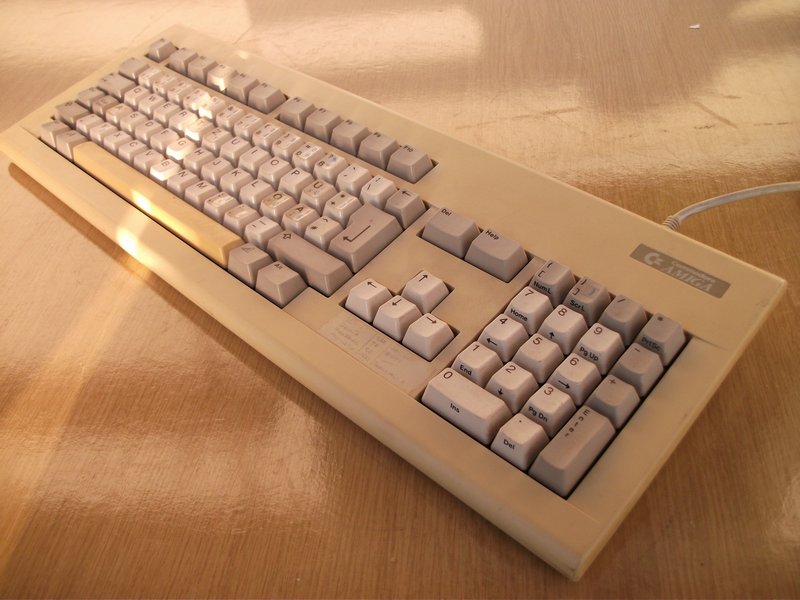 klavesnice_commodore_kpqe96yc_spod.jpg, 142 kB