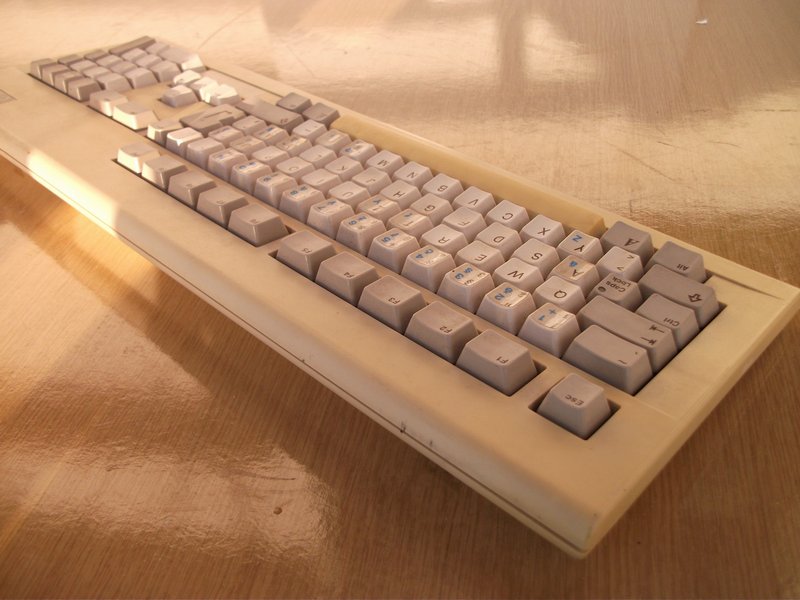 klavesnice_commodore_kpqe96yc_vrch.jpg, 135 kB