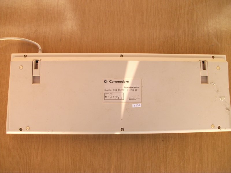 klavesnice_commodore_kpqe96yc_vzad.jpg, 99 kB