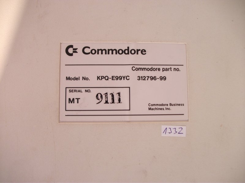 klavesnice_commodore_kpqe99yc_detailstitek.jpg, 87 kB