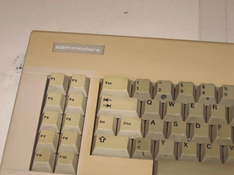 klavesnice_commodore_pc103_detail.jpg, 83 kB