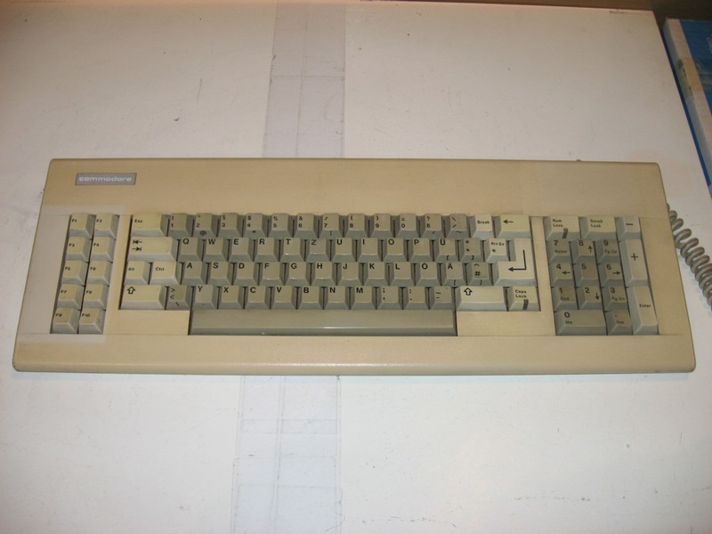 klavesnice_commodore_pc103_pred.jpg, 77 kB