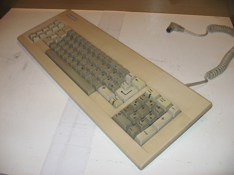 klavesnice_commodore_pc103_spod.jpg, 81 kB