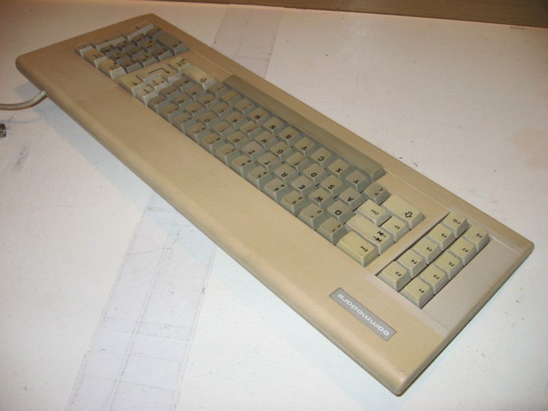 klavesnice_commodore_pc103_vrch.jpg, 78 kB