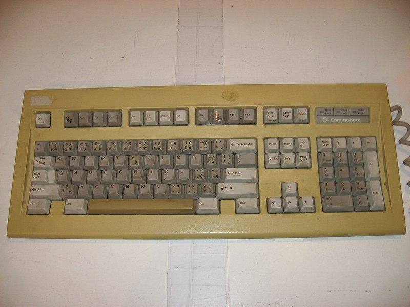 klavesnice_commodore_pred.jpg, 85 kB