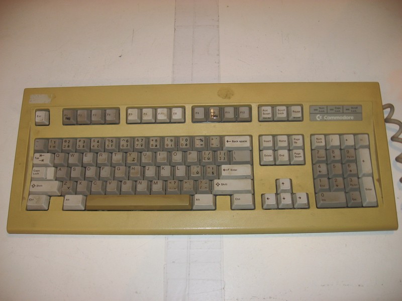 klavesnice_commodore_pred.jpg, 85 kB