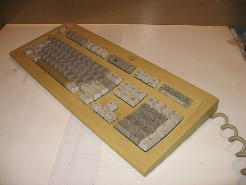 klavesnice_commodore_spod.jpg, 83 kB