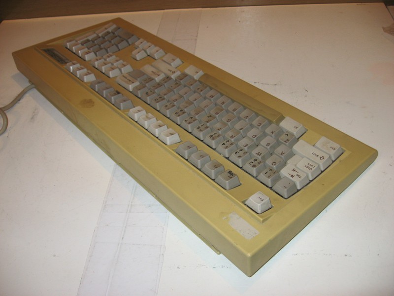 klavesnice_commodore_vrch.jpg, 82 kB