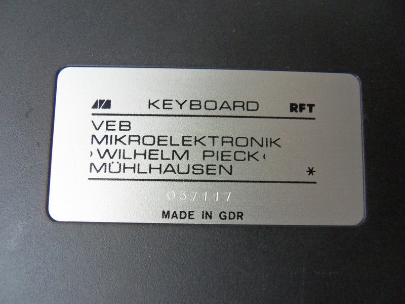 klavesnice_robotron_kc853_stitek.jpg, 141 kB