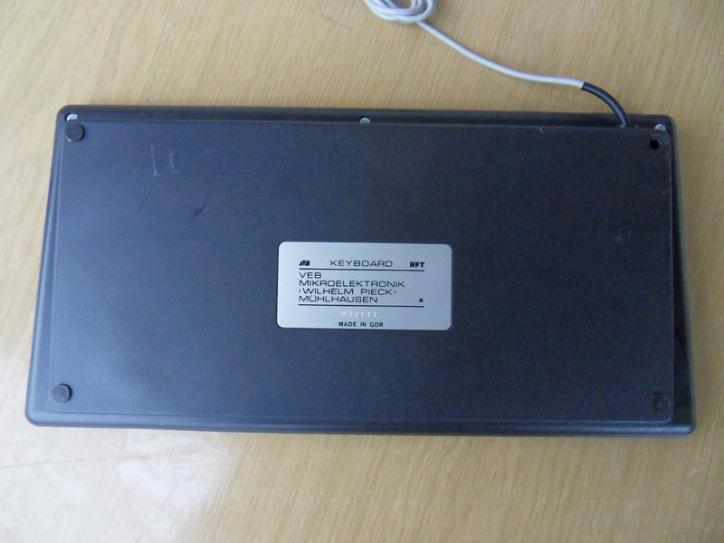 klavesnice_robotron_kc853_vzad.jpg, 111 kB