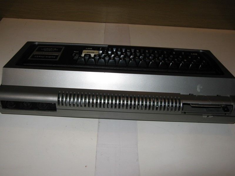 klavesnice_tandy_trs80model1_vrch2.jpg, 75 kB