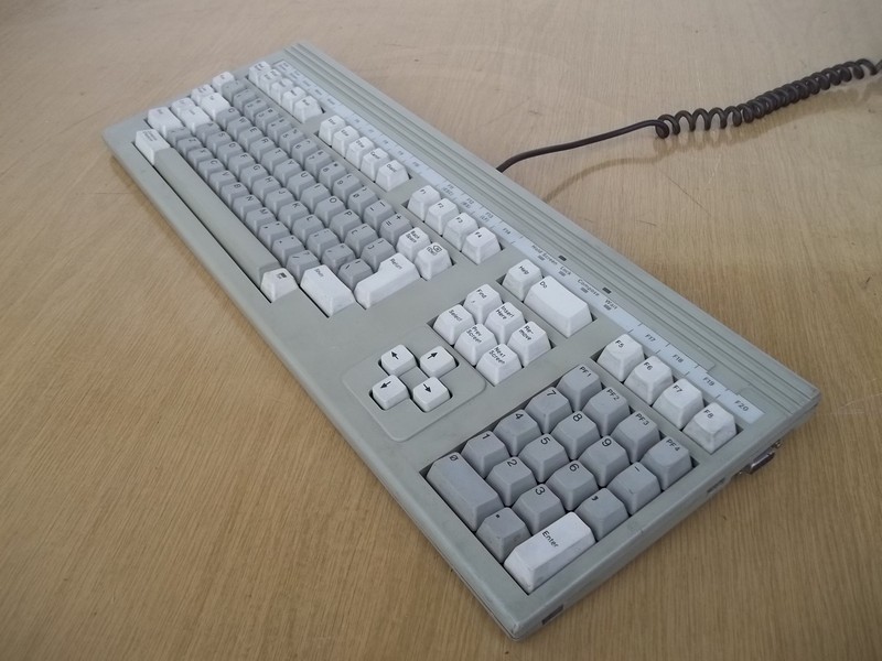 klavesnice_tektronix_spod.jpg, 185kB