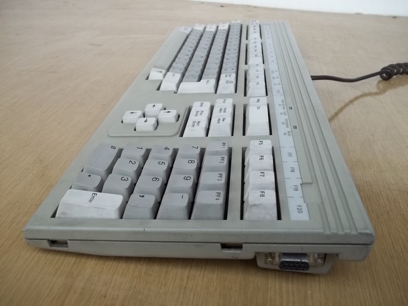 klavesnice_tektronix_spod2.jpg, 162kB