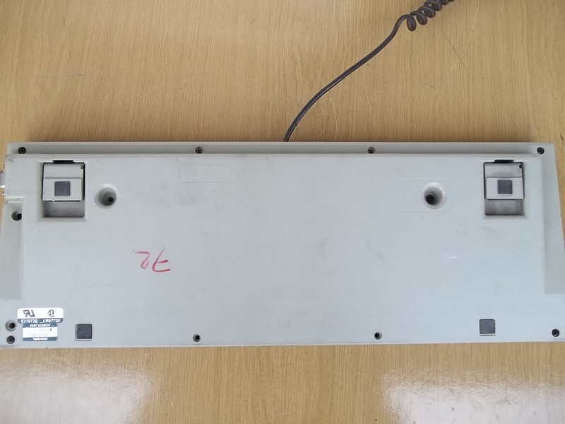 klavesnice_tektronix_vzad.jpg, 140kB
