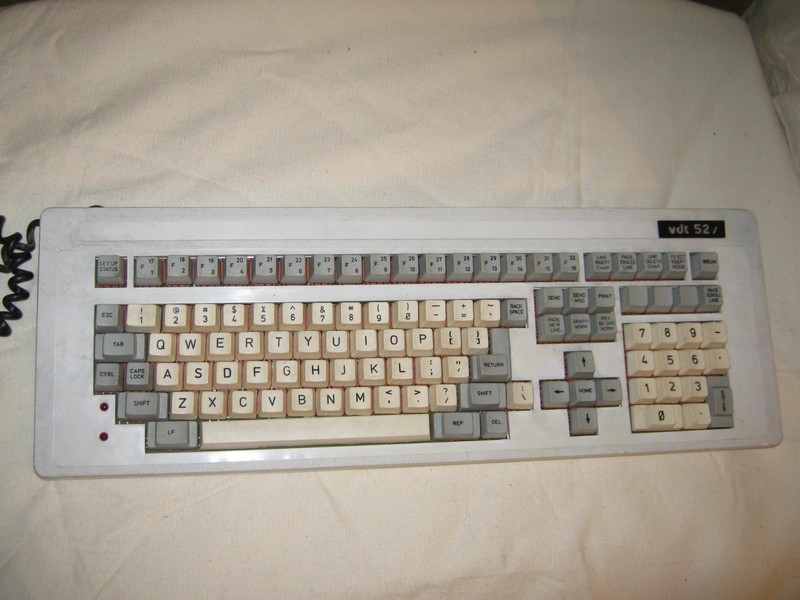 klavesnice_terminal_videoton_vdt52_pred.jpg, 102 kB