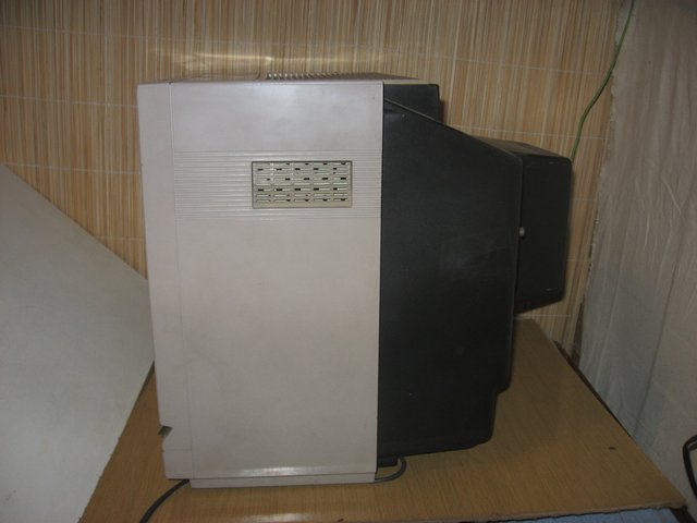 monitor_(commodore)_commodore_1702_spod.jpg, 40 kB