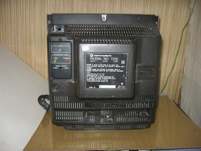 monitor_(commodore)_commodore_1702_vzad.jpg, 66 kB