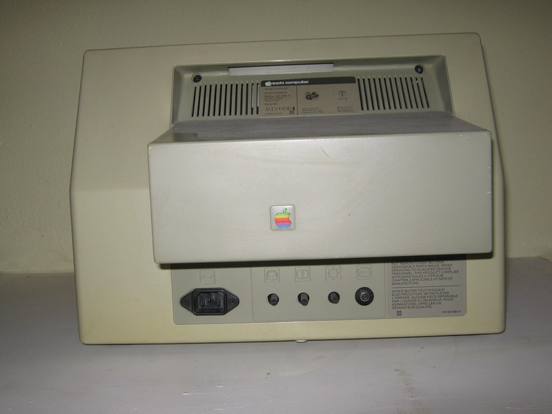 monitor_apple_2e_vzad.jpg, 68 kB