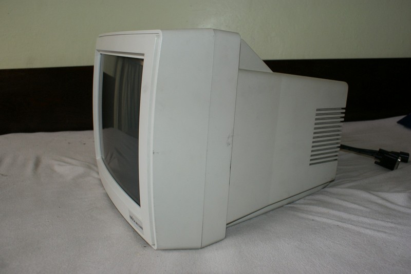 monitor_commodore_amigam1538s_spod.jpg, 105 kB