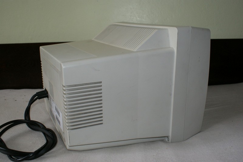 monitor_commodore_amigam1538s_vrch.jpg, 109 kB