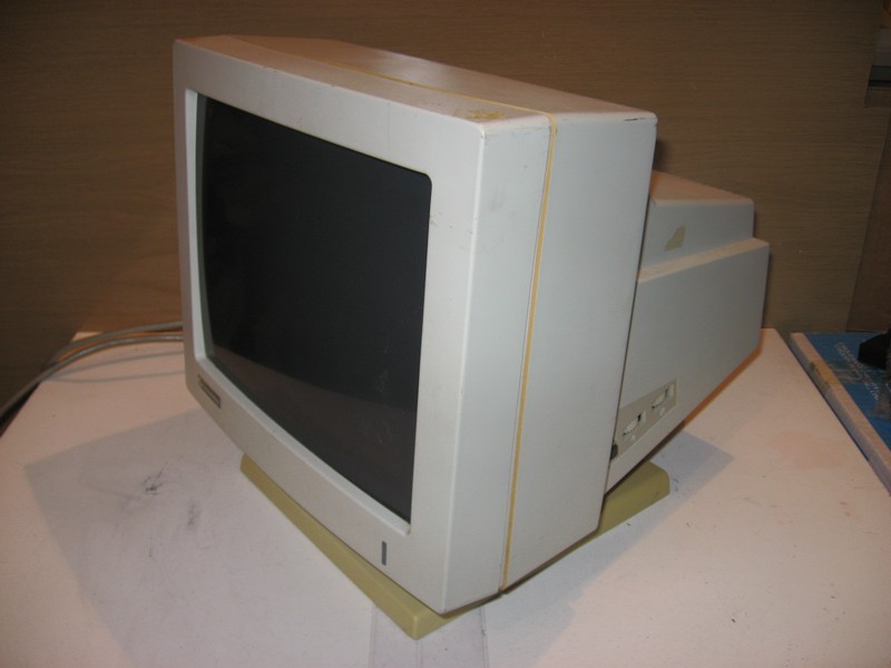 monitor_commodore_pc103_mm14_spod.jpg, 63 kB