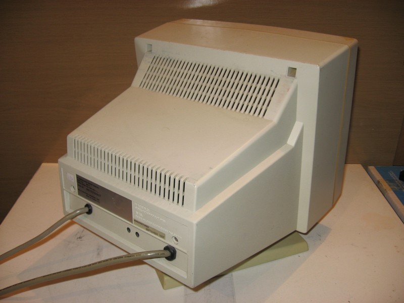 monitor_commodore_pc103_mm14_vrch.jpg, 81 kB