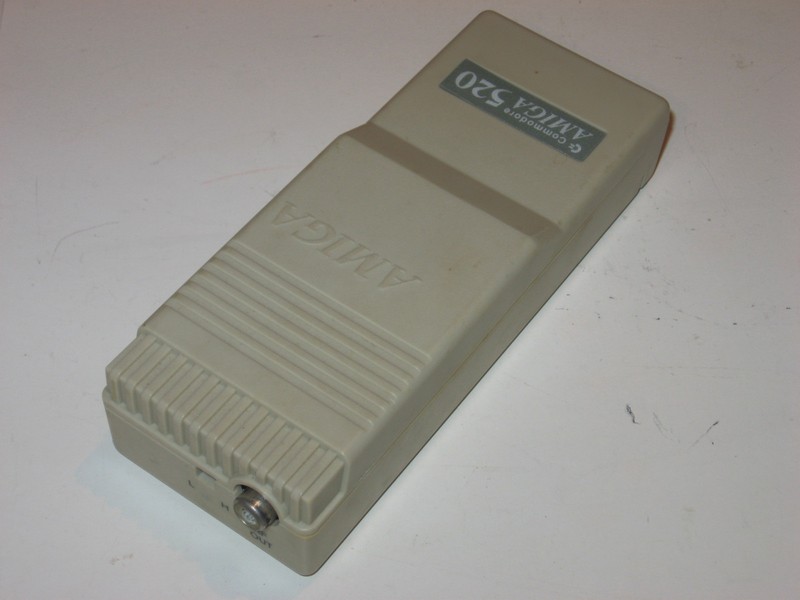 ostatni_modulator_commodore_amiga520_vrch.jpg, 60 kB