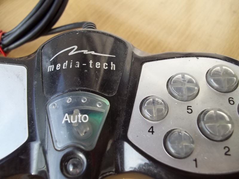 ovladac_joypad_(pc)_mediatech_detail.jpg, 177 kB